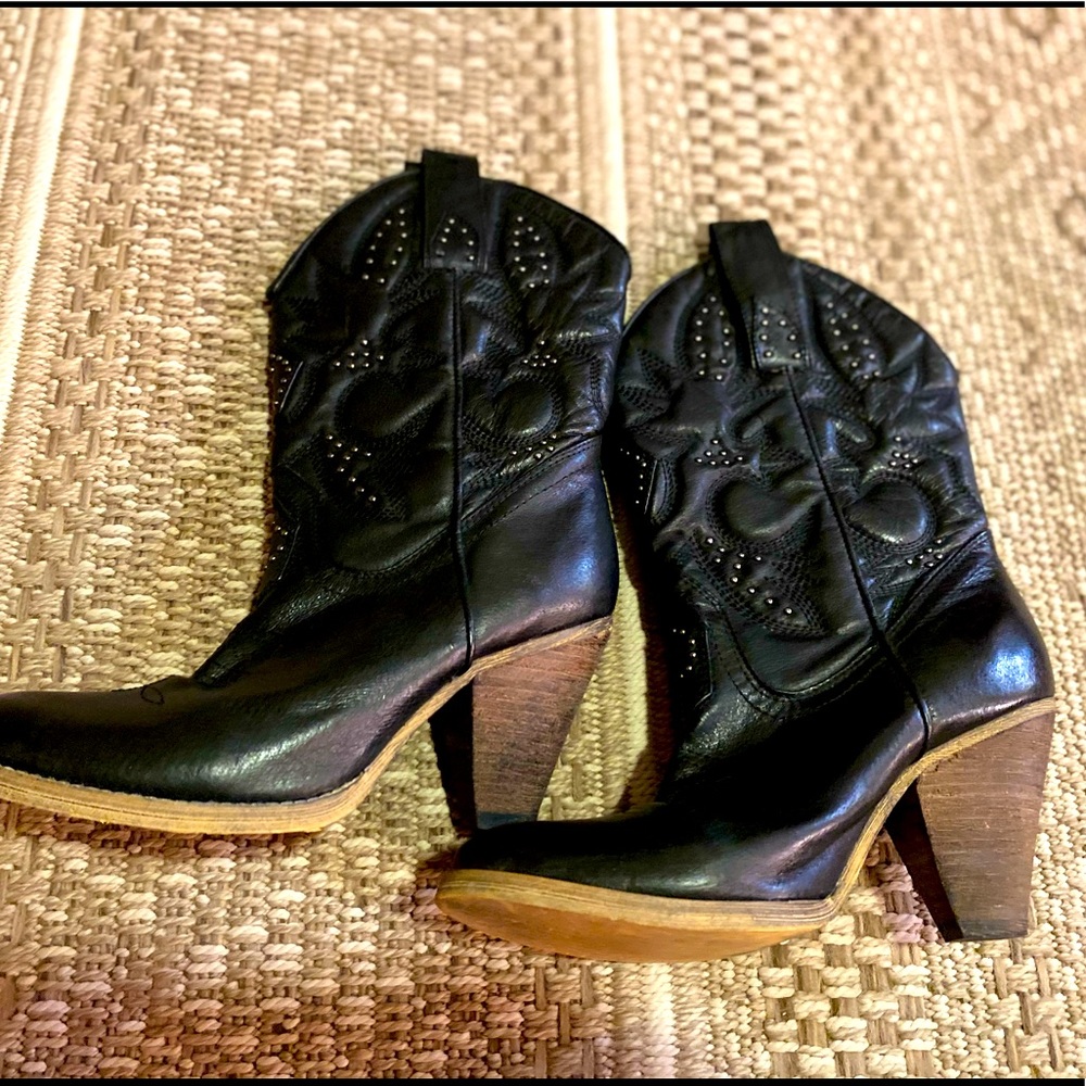 Black leather cowgirl boots